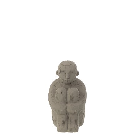 Personaje sentado en cemento gris de 16x12x25cm