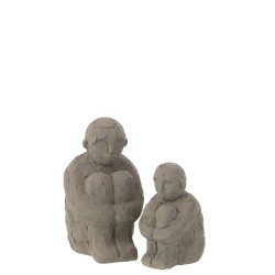 Personaje sentado en cemento gris de 10x12x18cm