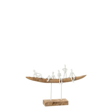 Personajes blancos en banco de madera blanco de 47x8x31 cm.