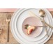 Assiette à dessert ronde avec rebord en porcelaine blanche D24cm Assiette à dessert ronde avec rebord en porcelaine blanche D24cm