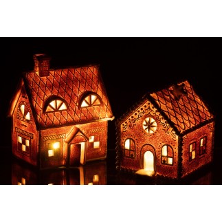 Maison de Noël en résine marron 18.5x14x22 cm