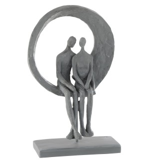 Figurina abstracta de una pareja sentada en un círculo de resina gris de 30x18x11 cm