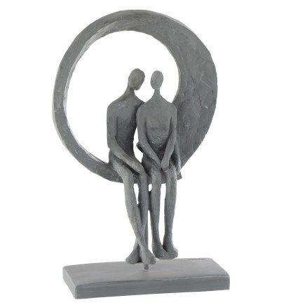 Figurina abstracta de una pareja sentada en un círculo de resina gris de 30x18x11 cm