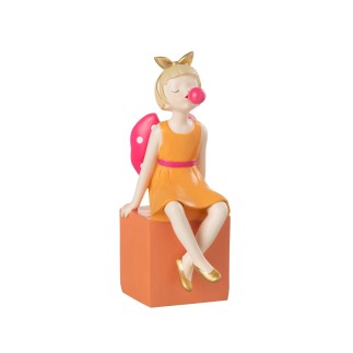 Niña sentada en un cuadrado de plástico multicolor de 12x8x21 cm