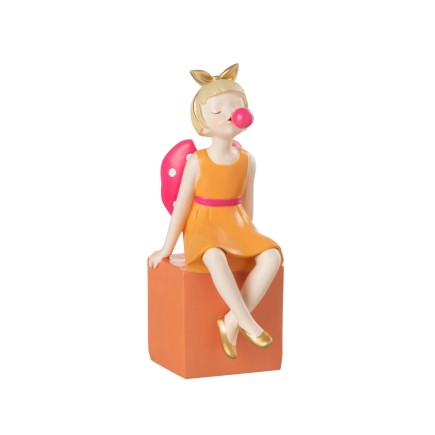 Niña sentada en un cuadrado de plástico multicolor de 12x8x21 cm