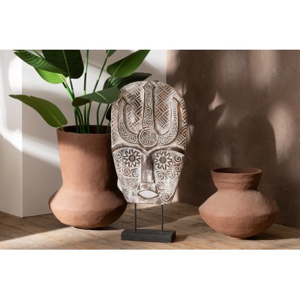 Estatuilla máscara sobre pie de madera de albasia beige 39x14x80 cm