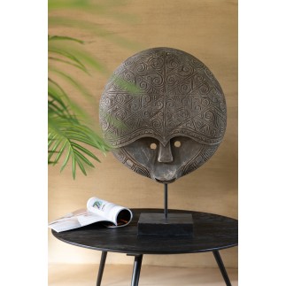 Estatuilla máscara sobre pie de madera de albasia marrón 45x15x65 cm