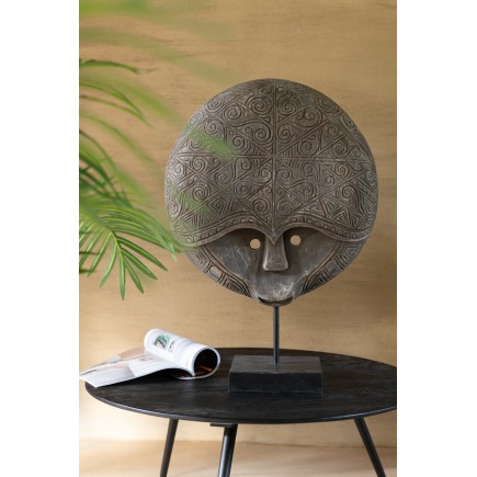 Estatuilla máscara sobre pie de madera de albasia marrón 45x15x65 cm