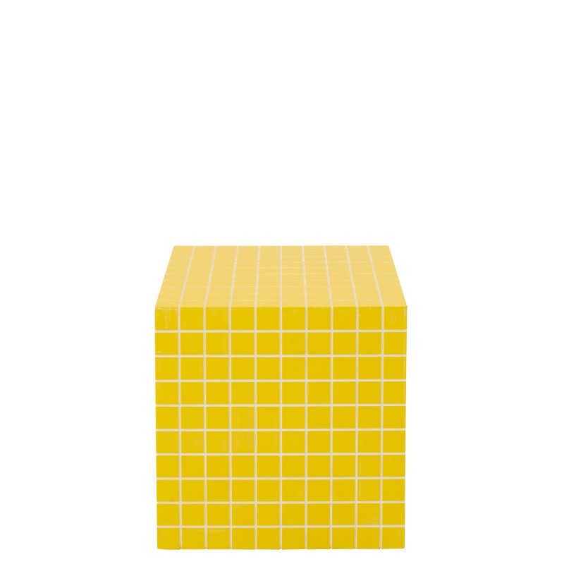 Tavolino cubico con motivo a scacchiera in legno giallo 34,8x34,8x35,2 cm Tavolino cubico con motivo a scacchiera in legno giallo 34,8x34,8x35,2 cm