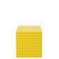 Mesa auxiliar cúbica con diseño de damero en madera amarilla 34,8 x 34,8 x 35,2 cm Mesa auxiliar cúbica con diseño de damero en madera amarilla 34,8 x 34,8 x 35,2 cm