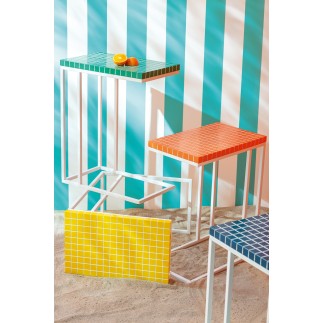Mesa auxiliar retangular em ferro com quadrados verdes 47,5 x 29,5 x 60,5 cm