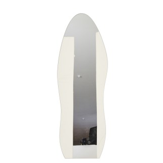 Espelho irregular com suporte em vidro branco 56x3x180 cm