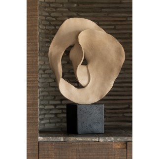 Escultura abstracta sobre pedestal de resina beige, 39 x 15 x 60 cm