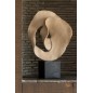 Escultura abstracta sobre pedestal de resina beige, 39 x 15 x 60 cm Escultura abstracta sobre pedestal de resina beige, 39 x 15 x 60 cm