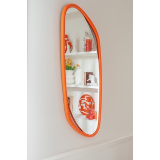 Espejo irregular con marco de madera naranja 120 x 3 x 50 cm