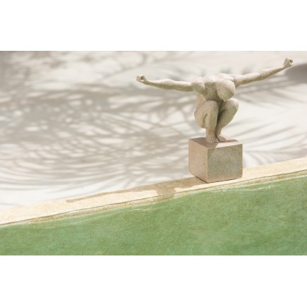 Atleta su base in materiale sintetico beige 49x13x33 cm