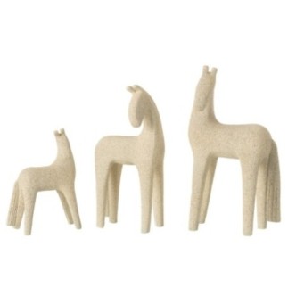 Cavalos em resina bege, 17,5 x 10,5 x 31 cm
