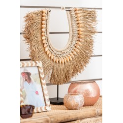 Collier de coquillages sur socle en bois naturel 40x13x45 cm