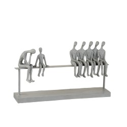 7 figure sedute su panchina in resina grigia 40x23 cm