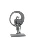 Figurina abstracta de una pareja sentada en un círculo de resina gris de 30x18x11 cm