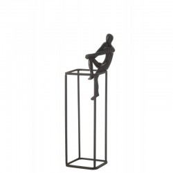 Figurine sur cube en aluminium noir 11x11x41 cm