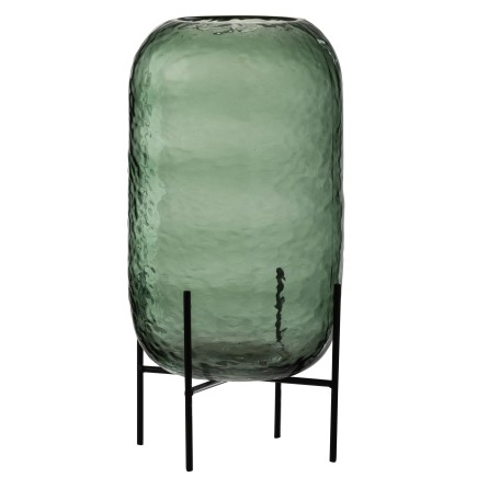 Jarrón irregular sobre base de metal en vidrio verde de 18x18x38 cm