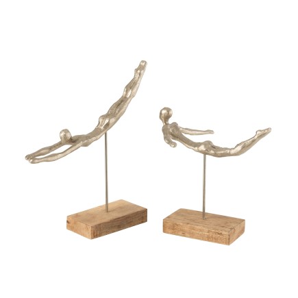 Set de 2 figuras plateadas sobre base de madera natural de 36x9x37.5 cm