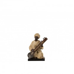 Homme assi avec instrument en résine marron 19x14x24 cm