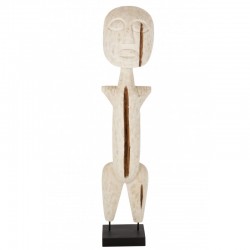 Personaje primitivo de madera blanca de 33x24x144 cm