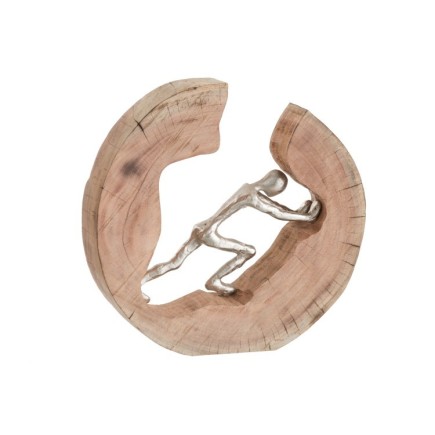 Personnage en aluminium qui pousse dan un cercle en bois