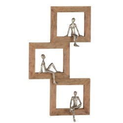 Cadre de 3 personnages aluminium relax sur fenêtre en bois de manguier